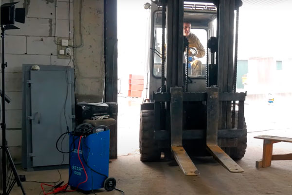 Запуск погрузчика с убитым аккумулятором с помощью Aurora START 1000