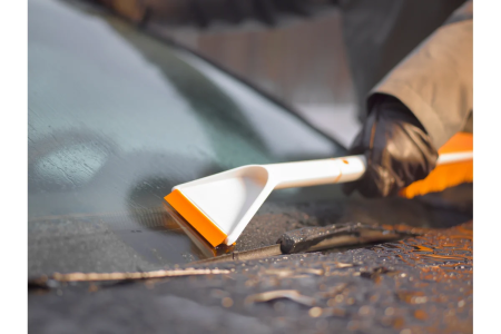 Щетка для снега со скребком FISKARS SnowXpert