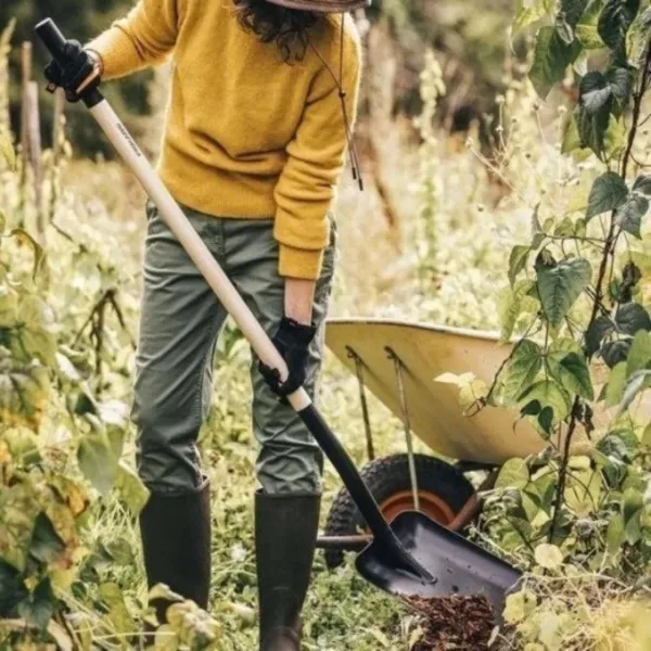 Лопата совковая с деревянным черенком FISKARS (1066724) купить в Минске с доставкой