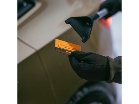 Щетка для снега 63см со скребком Plus FISKARS 1078495