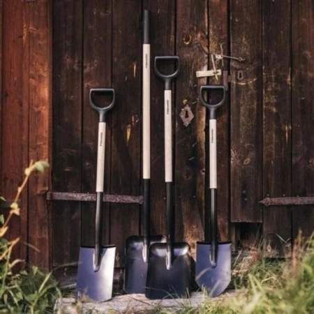 Лопата совковая с деревянным черенком FISKARS (1066724) купить в Минске с доставкой