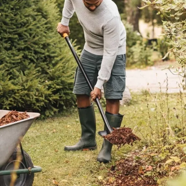 Лопата совковая с ручкой Solid  FISKARS (черная) 1066720 купить в Минске с доставкой