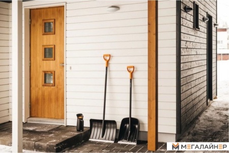 Скрепер для снега Solid FISKARS 1052526 купить в Минске с доставкой