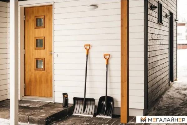 Скрепер для снега Solid FISKARS 1052526 купить в Минске с доставкой