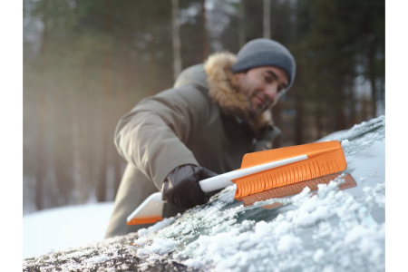 Щетка для снега со скребком FISKARS SnowXpert