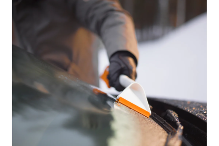 Щетка для снега со скребком FISKARS SnowXpert